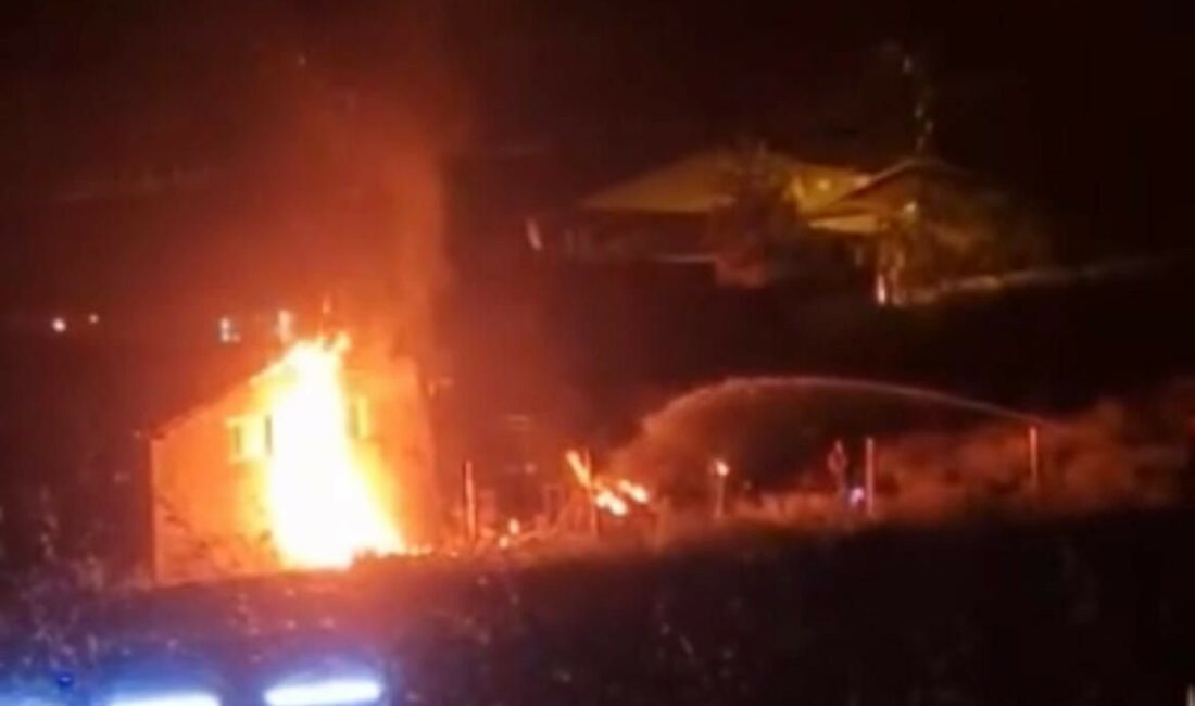 Bursa’da boya fabrikasındaki yangın söndürüldü, 3 kişi kimyasaldan etkilendi BURSA'NIN KESTEL İLÇESİNDE BİR BOYA FABRİKASINDA ÇIKAN YANGIN SÖNDÜRÜLDÜ. KİMYASAL