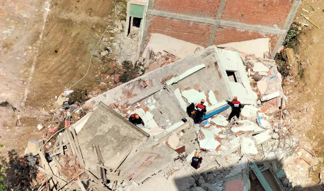 Bursa’da büyük deprem tatbikatı başladı BURSA'NIN GEMLİK İLÇESİNDE, AFAD KOORDİNESİNDE YIKIMI SÜREN BİR SİTEDE DEPREM