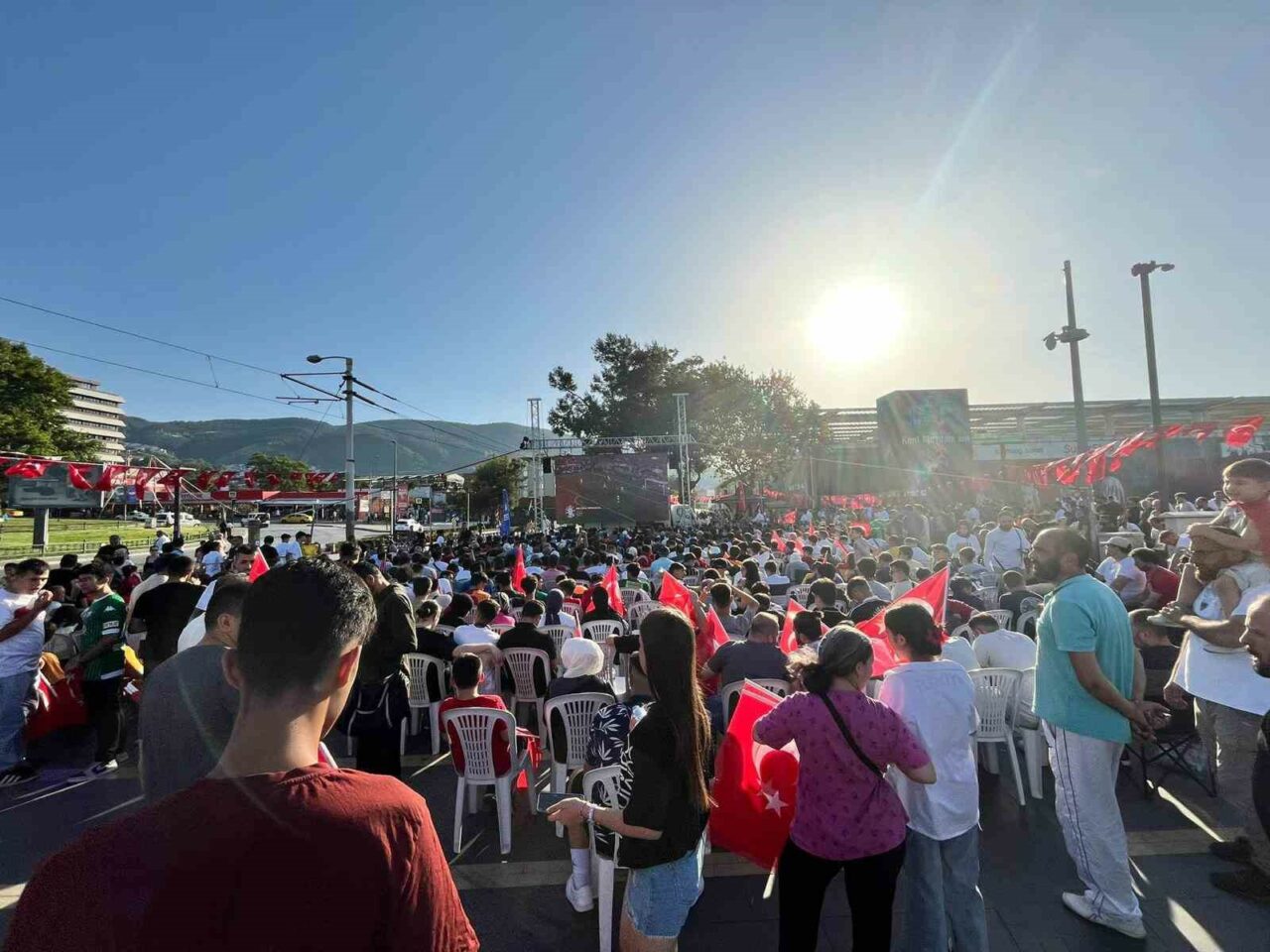 BURSA'DA DEV EKRANDA MAÇ MİLLİ MAÇ HEYECANI