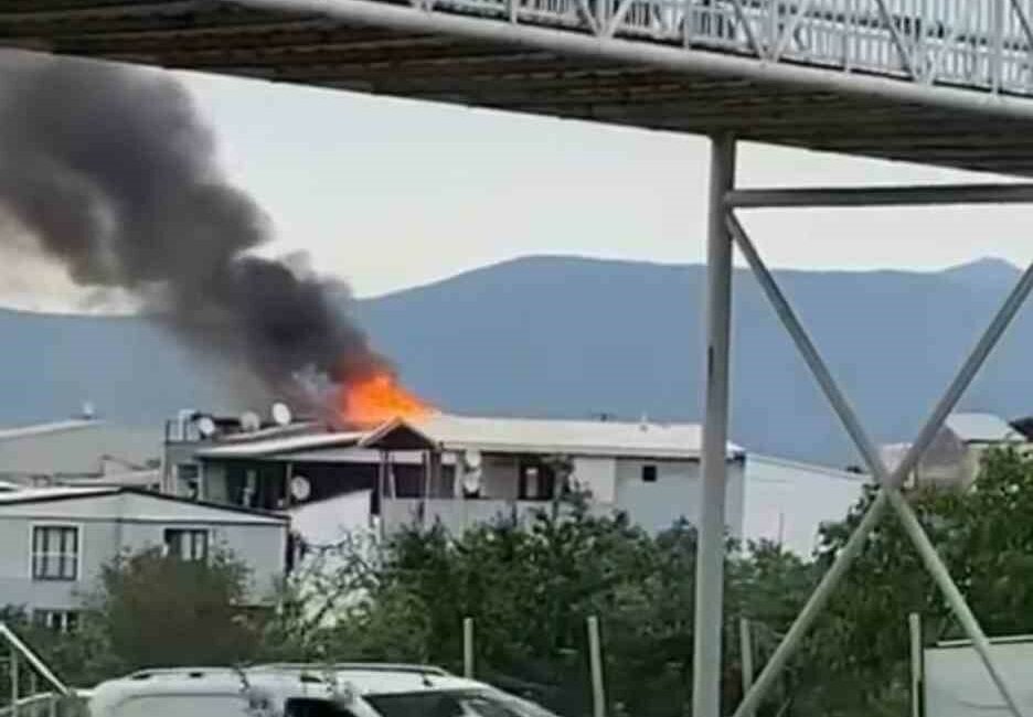 Bursa’da evin çatısı alevlere teslim oldu BURSA'DA BİR EVİN ÇATISINDA BAŞLAYAN YANGIN KISA SÜREDE BÜYÜDÜ. DUMANLAR