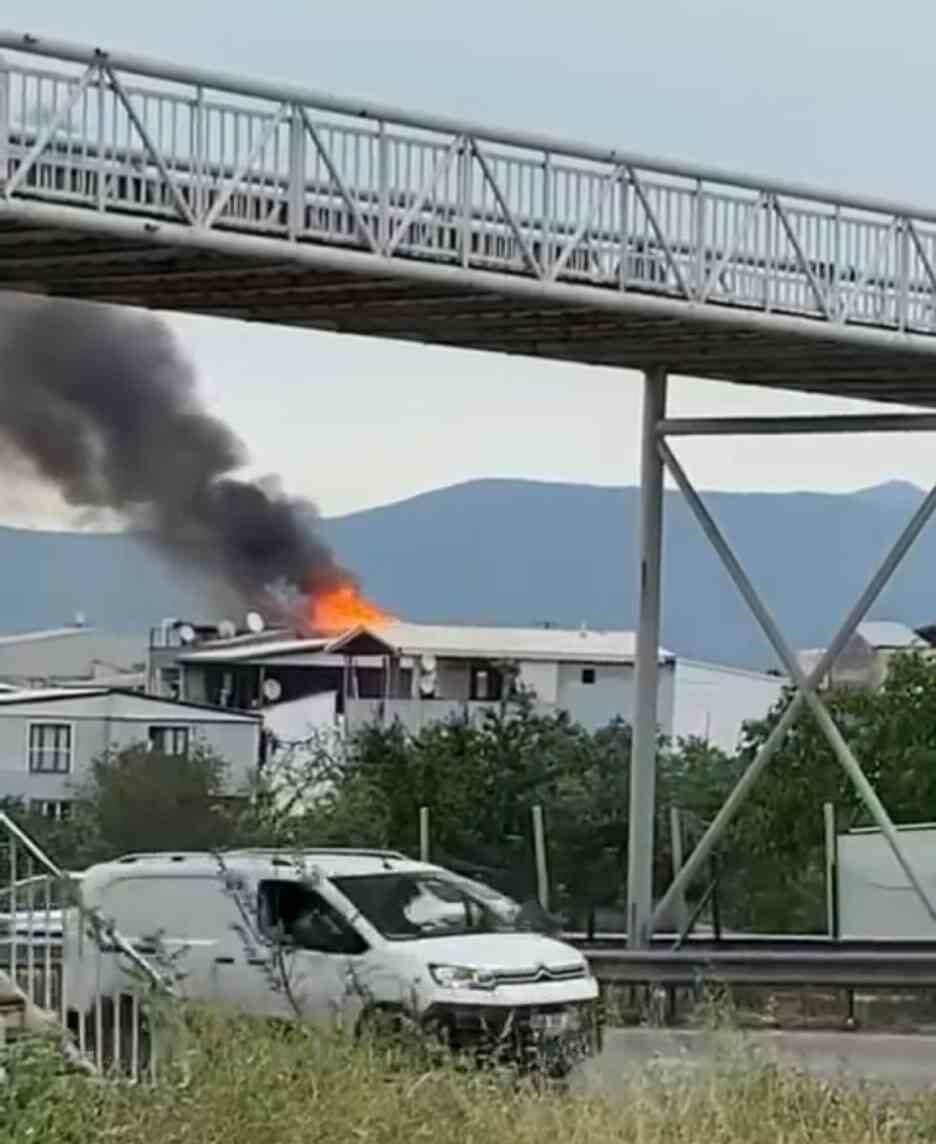 BURSA'DA BİR EVİN ÇATISINDA BAŞLAYAN YANGIN KISA SÜREDE BÜYÜDÜ. DUMANLAR
