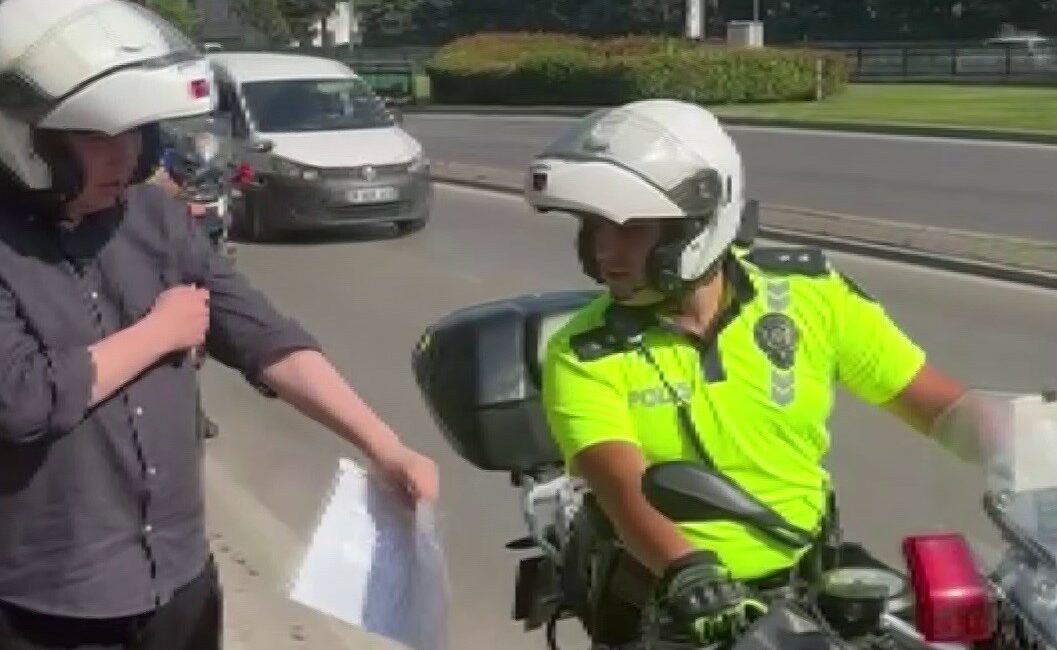 Bursa’da geç kalan öğrencileri yine motosikletli polisler yetiştirdi BURSA'DA YÜKSEKÖĞRETİM KURUMLARI SINAVI'NIN (YKS) İKİNCİ OTURUMUNA KATILAN ÖĞRENCİLERİN VELİLERİ