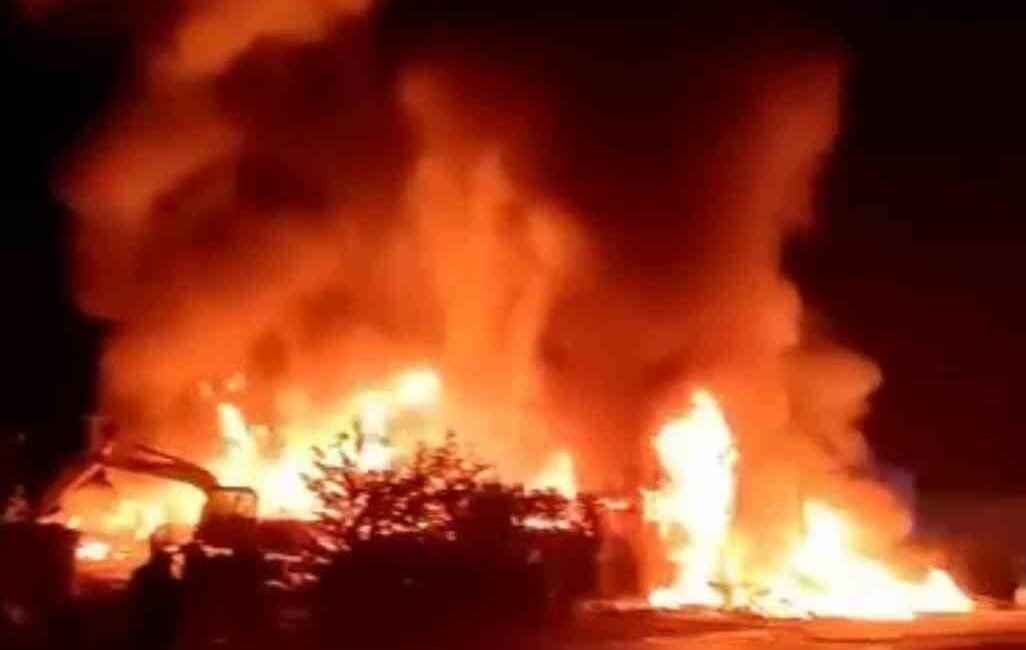 BURSA HURDACILAR SİTESİNDE ÇIKAN YANGIN SONRASI ALEVLER GÖKYÜZÜNÜ AYDINLATTI. YANGIN