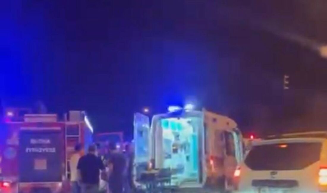 Bursa’da işçi servisiyle kamyonet çarpıştı: 8 yaralı BURSA’DA KAMYONET İLE İŞÇİLERİ TAŞIYAN SERVİS ÇARPIŞTI : 8 YARALI