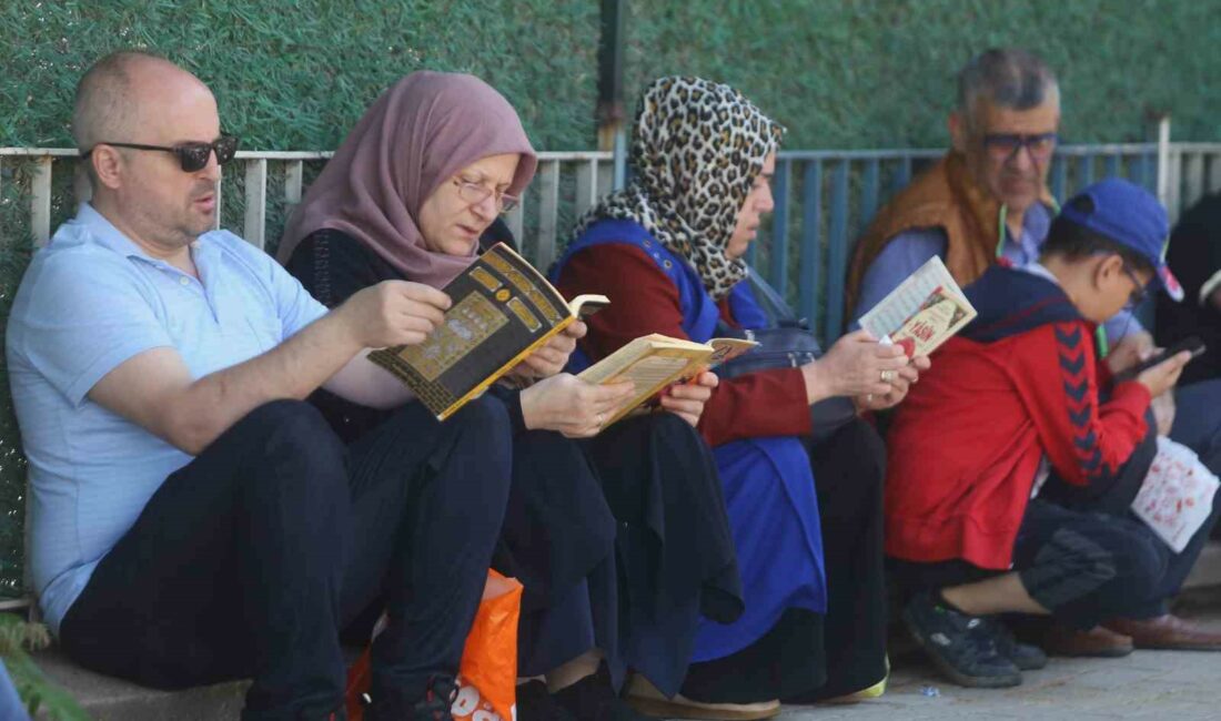 Bursa’da LGS heyecanı: Aileler kapı önlerinde dualarla bekledi TÜRKİYE GENELİNDE 1 MİLYONDAN FAZLA ÖĞRENCİNİN TER DÖKECEĞİ LİSELERE GEÇİŞ