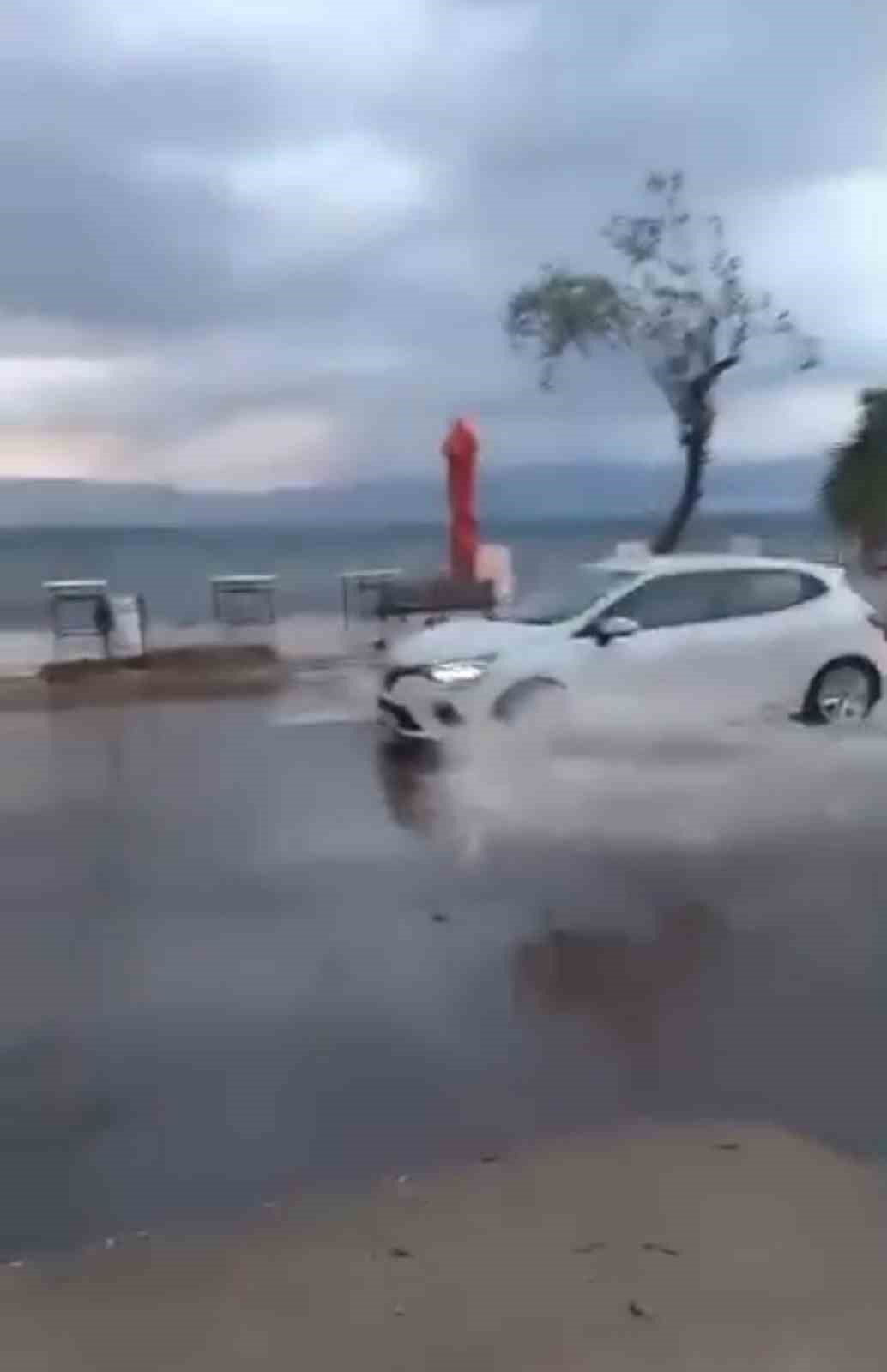 BURSA’DA LODOS DENİZİ TAŞIRDI, SAHİL KENARI GÖLE DÖNDÜ