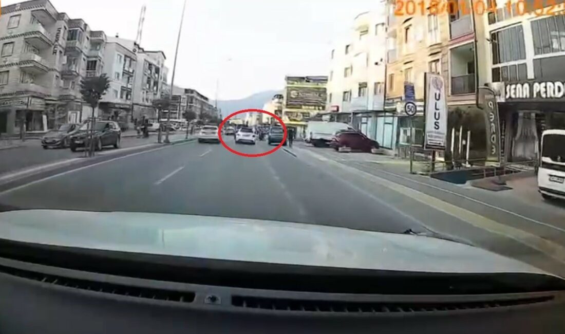 Bursa’da makas atan otomobil, bebek ile anneyi eziyordu BURSA'DA MAKAS ATAN OTOMOBİL BEBEK ARABALI ANNEYE ÇARPMAKTAN KIL PAYI