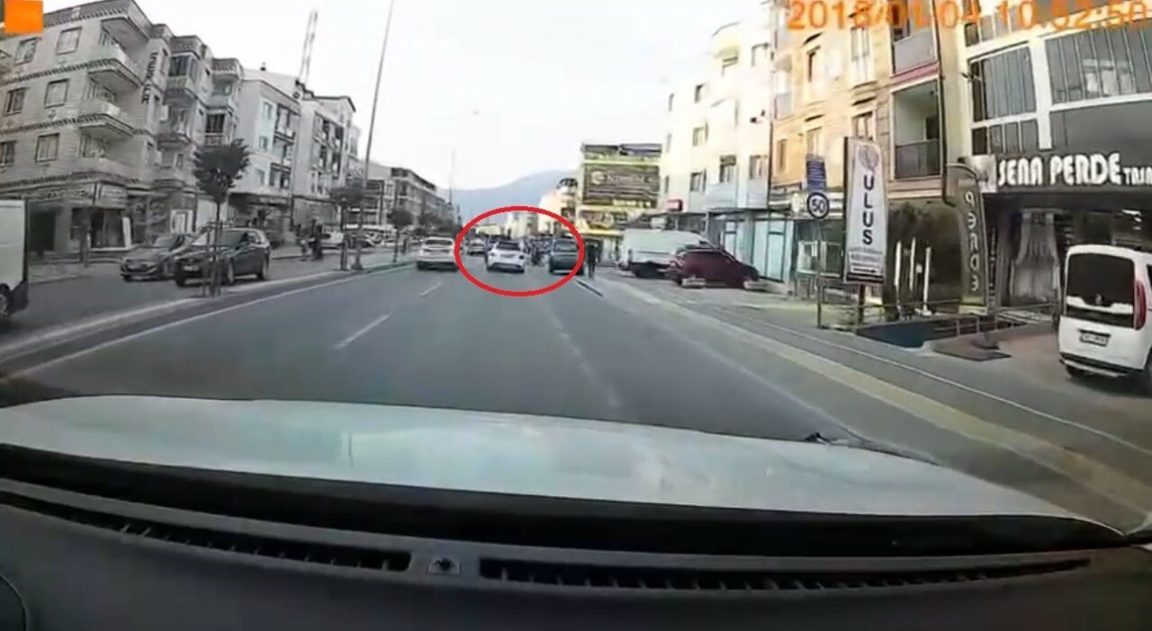 BURSA'DA MAKAS ATAN OTOMOBİL BEBEK ARABALI ANNEYE ÇARPMAKTAN KIL PAYI