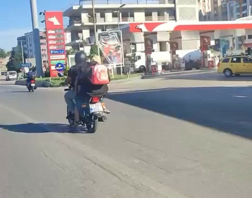 Bursa’da tehlikeli anlar: Bagajda 3 kişi, motosiklette 4 kişi BURSA'DA OTOMOBİLİ İLE SEYİR EDEN SÜRÜCÜ BAGAJINA 3 KİŞİ DAHA