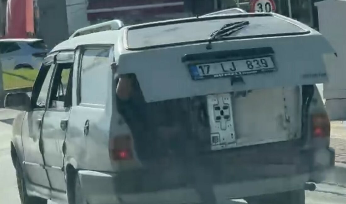 Bursa’da tehlikeli yolculuk kamerada BURSA'DA BİR ARAÇ SÜRÜCÜSÜ SEYİR HALİNDEYKEN, ARKADAŞI BAGAJA KOYDUKLARI MALZEMENİN