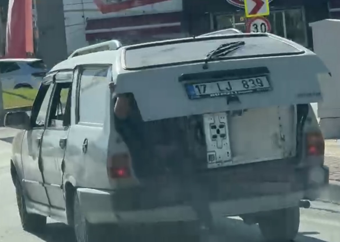 BURSA'DA BİR ARAÇ SÜRÜCÜSÜ SEYİR HALİNDEYKEN, ARKADAŞI BAGAJA KOYDUKLARI MALZEMENİN