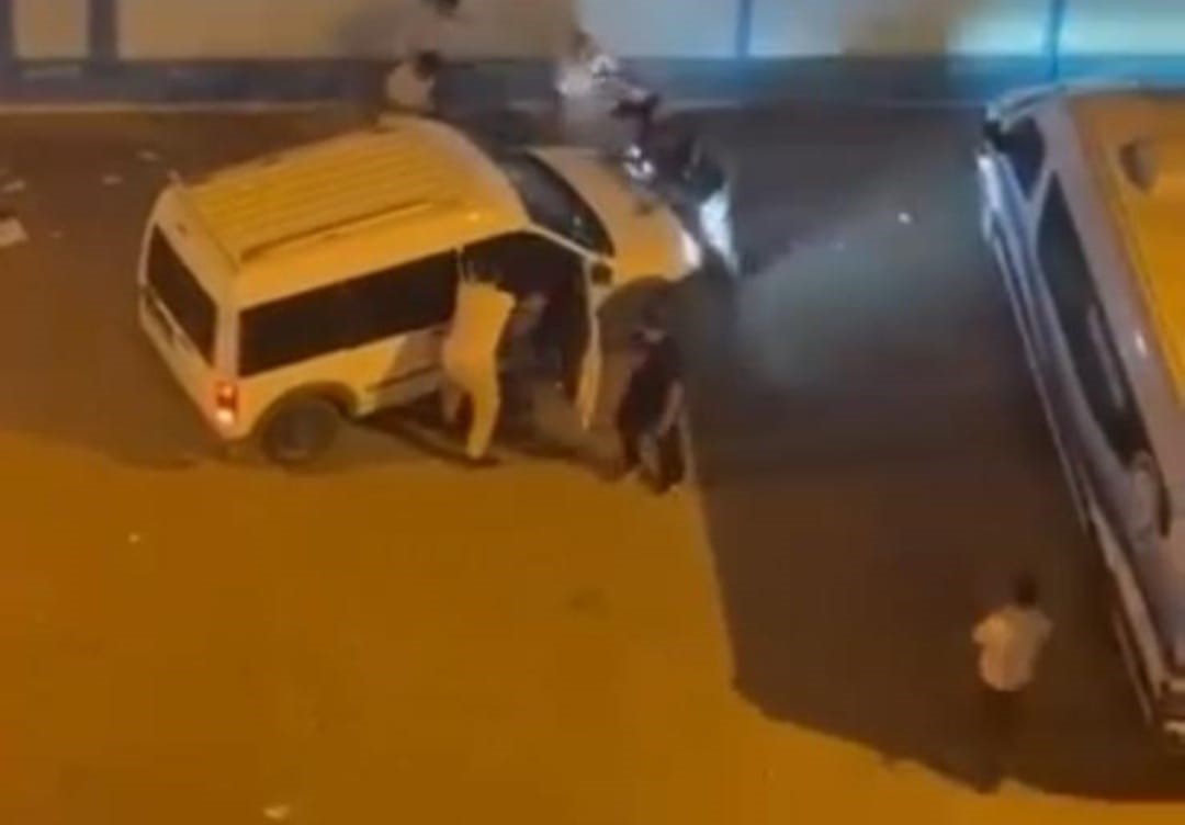 BURSA'DA İDDİAYA GÖRE ARAÇTA SON SES MÜZİK DİNLEYEN GENÇLER İLE