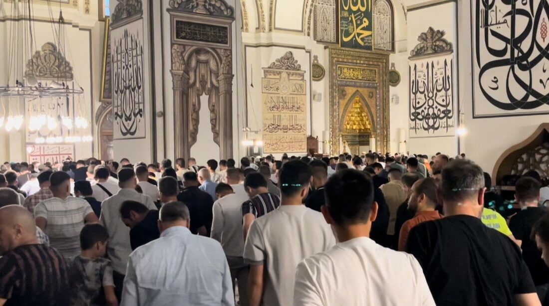 Bursa’da vatandaşlar, bayram namazı için Ulu Cami’ye akın etti BURSA'DA VATANDAŞLAR, BAYRAM NAMAZI İÇİN ULU CAMİ'YE AKIN ETTİ