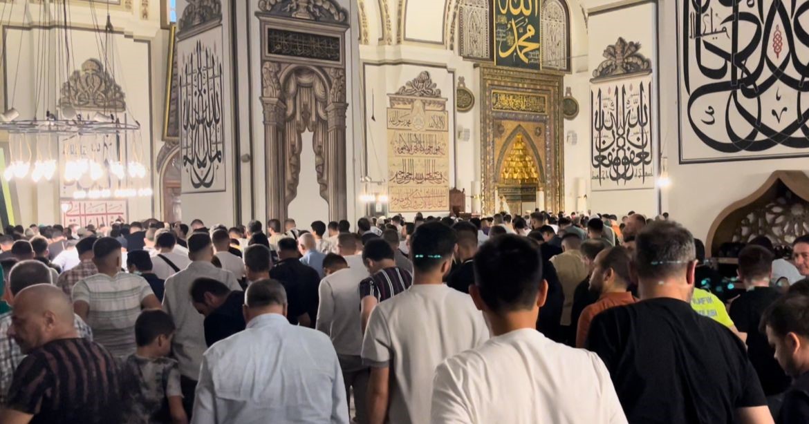 BURSA'DA VATANDAŞLAR, BAYRAM NAMAZI İÇİN ULU CAMİ'YE AKIN ETTİ