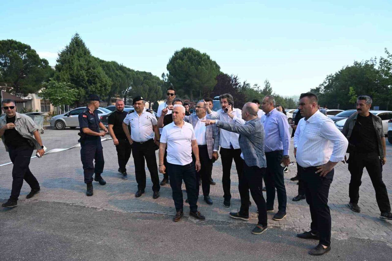 BURSA'NIN NİLÜFER İLÇESİNE BAĞLI YOLÇATI MAHALLESİ'NDE ÇIKAN YANGININ SÖNDÜRÜLME ÇALIŞMALARI