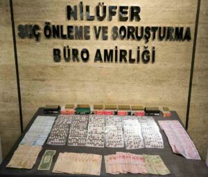Bursa’da ’yeşil reçete’ fırsatçılığına polis darbesi BURSA'DA YEŞİL REÇETE İLE ALDIĞI İLAÇLARI PARA KARŞILIĞI SATAN ŞÜPHELİ