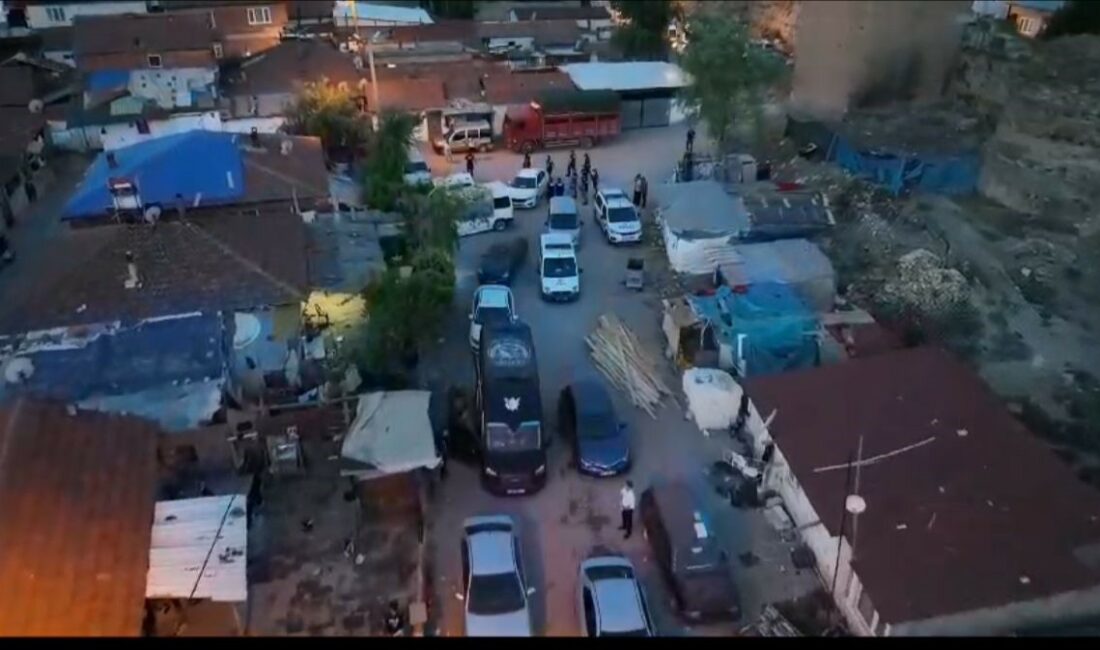 Bursa’da zehir tacirlerine şafak operasyonu BURSA'DA ZEHİR TACİRLERİNE ŞAFAK OPERASYONU...KAPILAR KOÇBAŞLARIYLA KIRILDI, DRON HAVADAN TAKİP