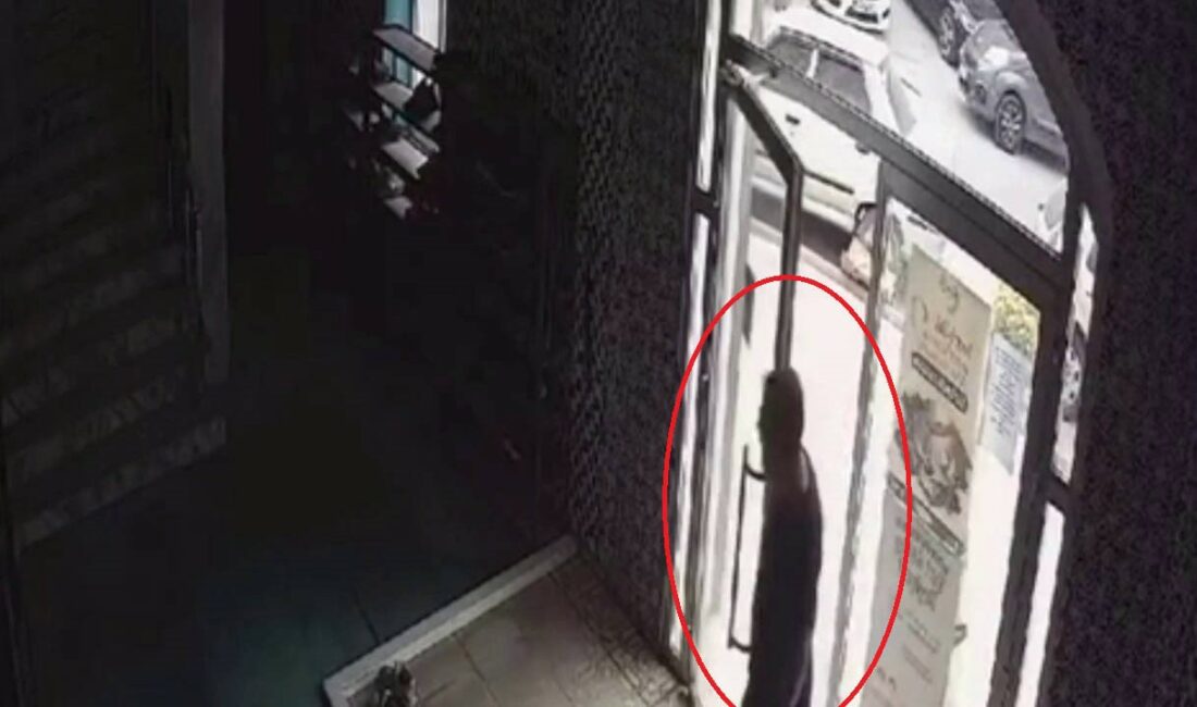 Camiye girdi, terlikleri çalarak kayıplara karıştı BURSA'DA CAMİYE GİREN HIRSIZ, RAFLARDA BULUNAN TERLİKLERİ ÇALARAK KAYIPLARA KARIŞTI.
