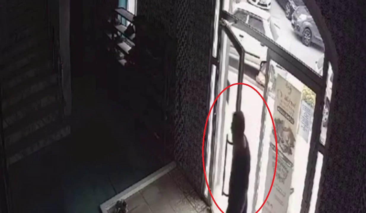 BURSA'DA CAMİYE GİREN HIRSIZ, RAFLARDA BULUNAN TERLİKLERİ ÇALARAK KAYIPLARA KARIŞTI.