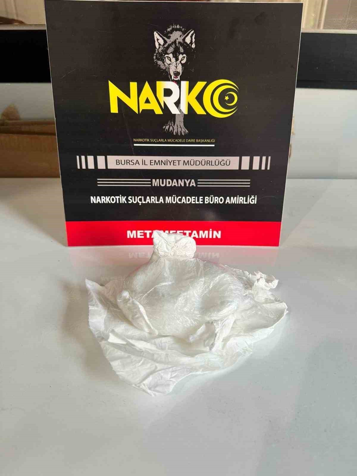 DENİZ YOLUYLA GELEN UYUŞTURUCU TACİRLERİNİ POLİS YAKALADI