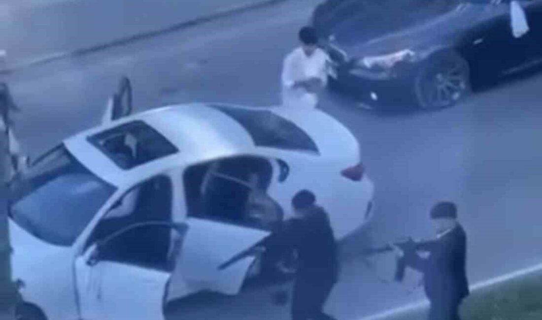 Düğün eğlencesi savaş alanına döndü: Trafiği kesip uzun namlulu silahla böyle ateş açtılar TRAFİĞİ KESİP, UZUN NAMLULU SİLAHLA PEŞ PEŞE ATEŞ AÇTILAR DÜĞÜN