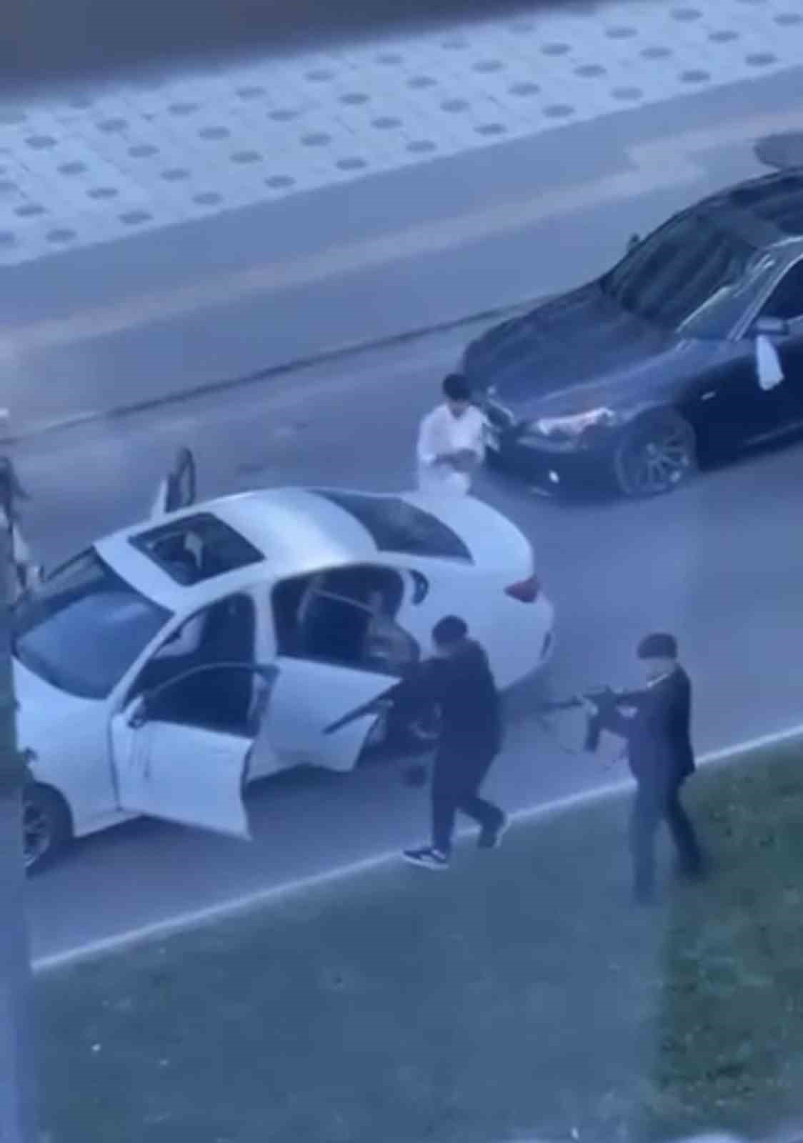 TRAFİĞİ KESİP, UZUN NAMLULU SİLAHLA PEŞ PEŞE ATEŞ AÇTILAR DÜĞÜN