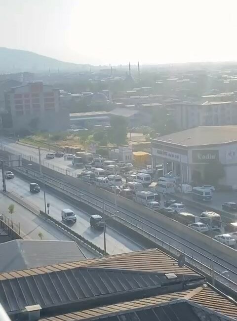 Düğün konvoyu yolu trafiğe kapattı, yüzlerce metre araç kuyruğu oluştu BURSA'DA ŞEHİRLERARASI YOLU KAPATARAK TRAFİĞİ KESEN MAGANDALAR NEDENİYLE YÜZLERCE METRE