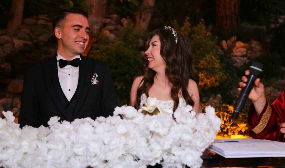 Emniyet camiasını buluşturan düğün EMNİYET MÜDÜRÜ BÜLENT CEVATEMRE'NİN OĞLU BERK İLE NİLAY GÖRKEMLİ VE