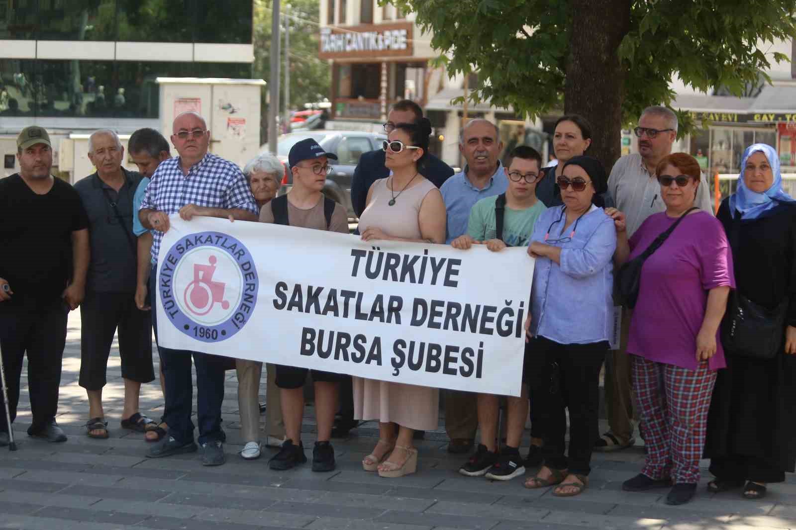 BURSA SAKATLAR DERNEĞİ ÜYELERİ, ENGELLİYE GETİRİLEN VERGİ PAKETİNİ PROTESTO ETMEK