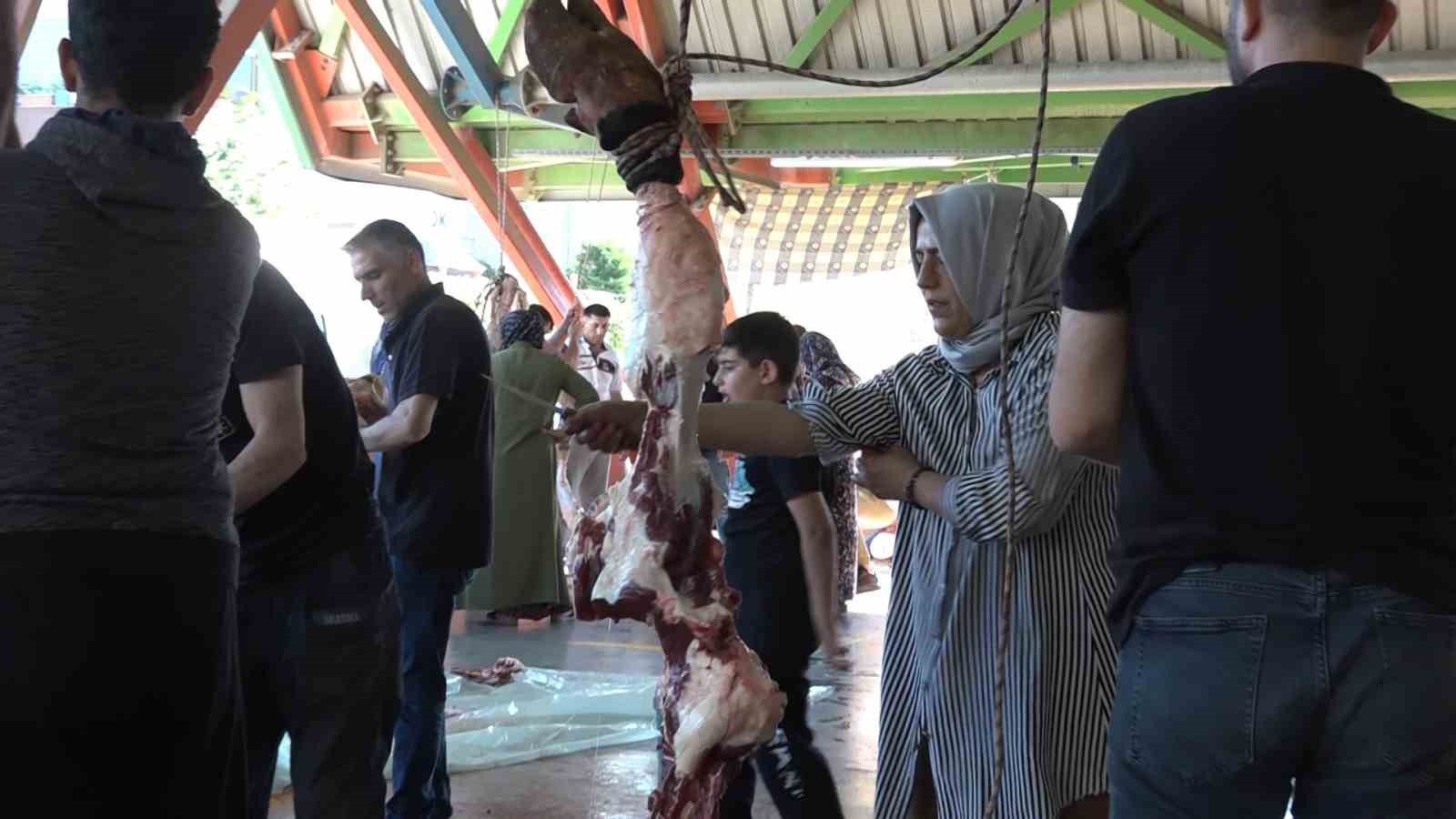 KURBAN BAYRAMI’NIN İLK GÜNÜNDE BURSA’DA KURBAN KESİM YERLERİ DOLDU, TAŞTI.