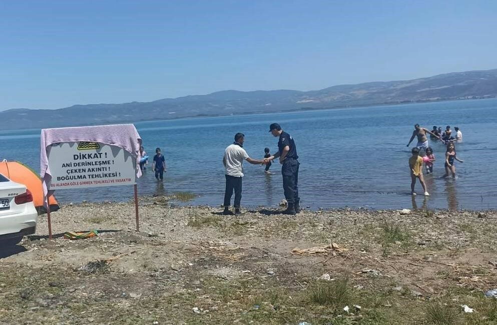 Göle girilmez tabelasına havlu asıp yüzdüler İZNİK GÖLÜ'NÜN EN TEHLİKELİ BÖLGESİ OLAN VE 3 YIL İÇİNDE