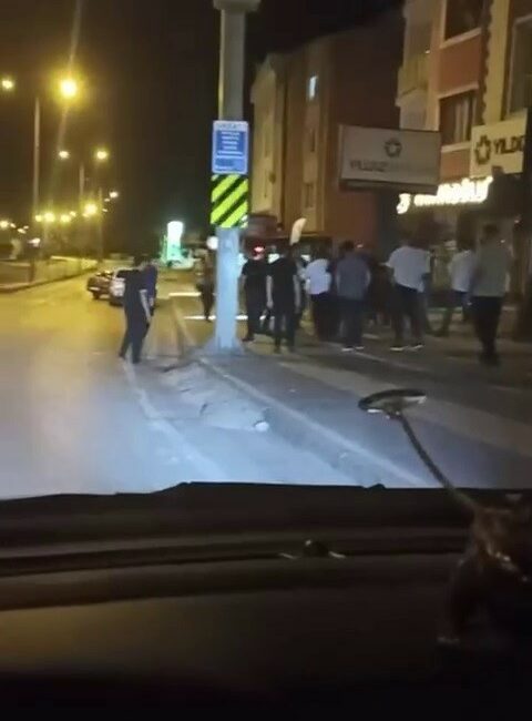 Gruplar arası kavgada sokak ringe döndü BURSA'DA 2 GRUP ARASINDA ÇIKAN SÖZLÜ TARTIŞMA BİR SÜRE SONRA