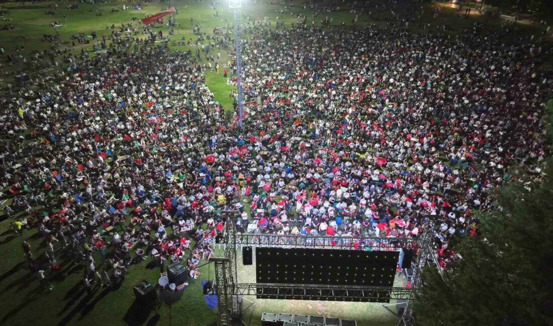 Hamburg değil Bursa….Binlerce kişi stada çevrilen parkta dev ekranda coşkuyu yaşadı BURSADA DEV EKRANDA BİNLERCE KİŞİ MAÇ SEVİNCİNE ORTAK OLDU