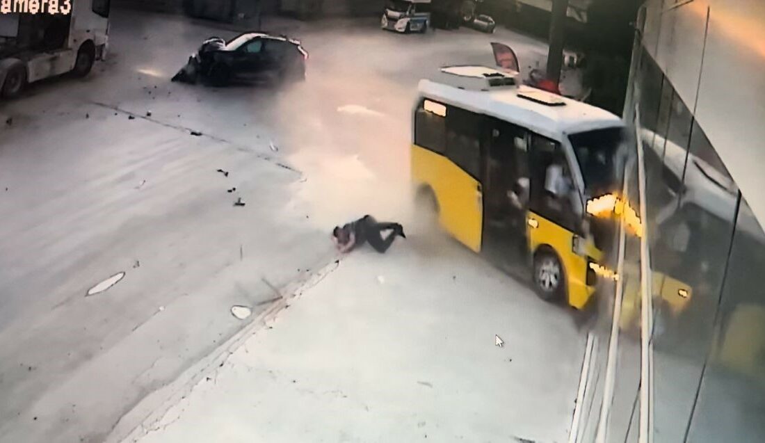 HIZLA GELEN OTOMOBİL YOLCU MİNİBÜSÜNE ÇARPTI: 10 YARALI
