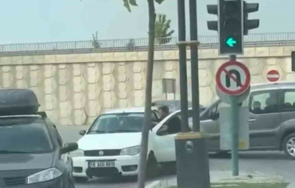 BURSA'DA SÜRÜCÜLER ARASINDA YOL VERME MESELESİNDEN ÇIKAN KAVGAYI DİĞER SÜRÜCLER