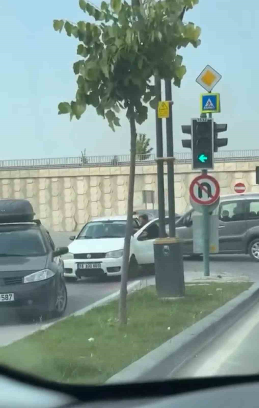 BURSA'DA SÜRÜCÜLER ARASINDA YOL VERME MESELESİNDEN ÇIKAN KAVGAYI DİĞER SÜRÜCLER