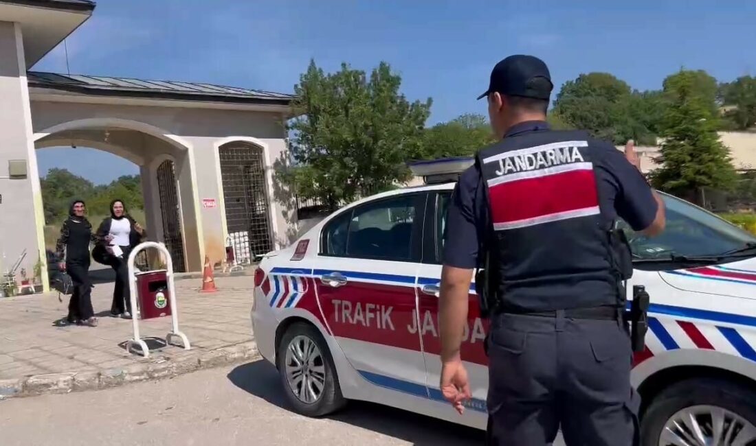 İnegöl’de jandarmadan sınav mesaisi İNEGÖL JANDARMA KOMUTANLIĞI EKİPLERİ SINAV SALONUNA GEÇ KALAN ÖĞRENCİLERİ SON