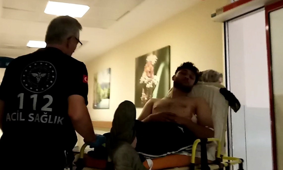 10 KİŞİ BİRBİRİNE GİRDİ : 1 KİŞİ BIÇAKLA YARALANDI