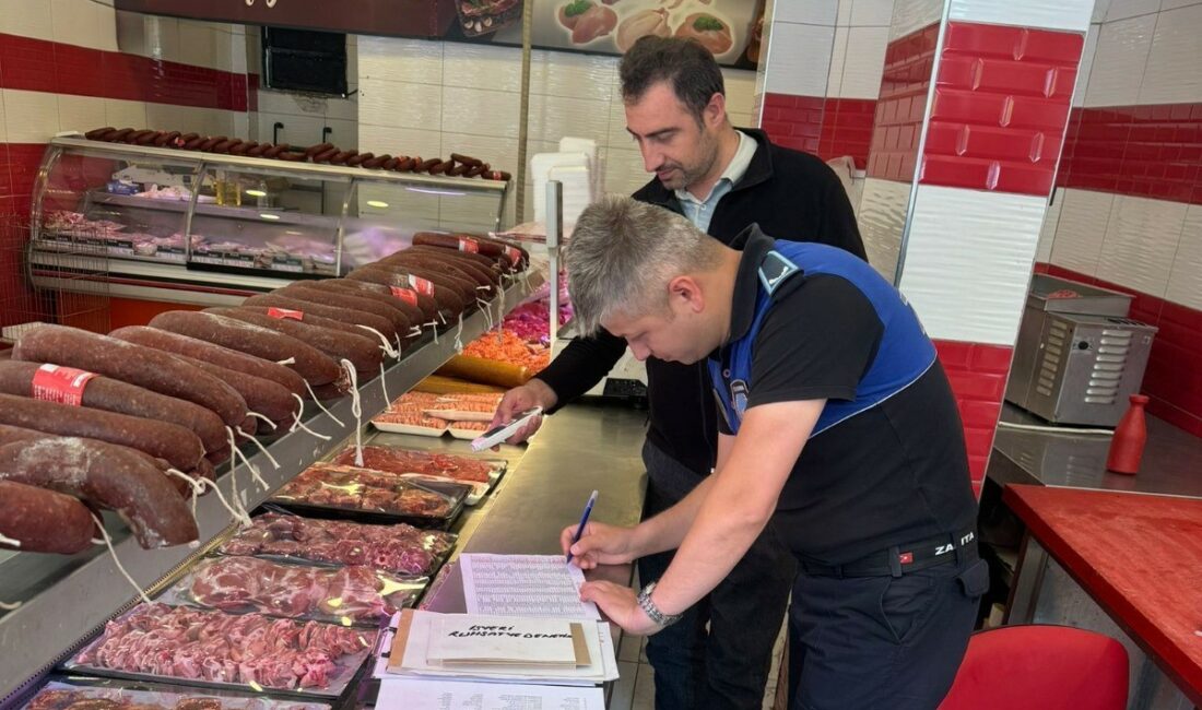 İnegöl’de bayram öncesi zabıtadan denetim FARKLI MESLEK GRUPLARINDAKİ İŞLETMELERE YÖNELİK DENETİMLERİNİ SÜRDÜREN İNEGÖL BELEDİYESİ ZABITA