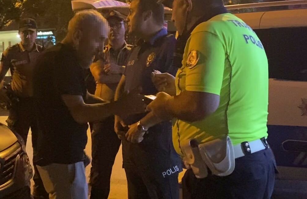 Bursa’da polisin alkollü sürücüyle imtihanı BURSA'NIN İNEGÖL İLÇESİNDE POLİS EKİPLERİNİN DURDURDUĞU ALKOLLÜ SÜRÜCÜ, EKİPLERE ZOR