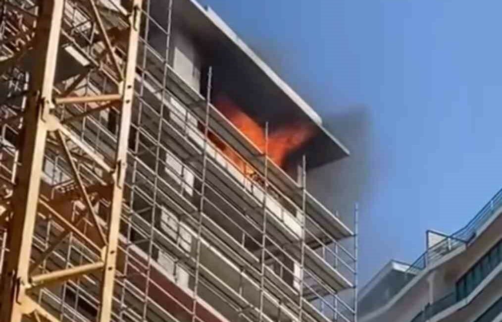 İnşaatın 12. katı alevlere teslim oldu BURSA'DA BİAPORT İNŞAATINDA ÇIKAN YANGIN, İTFAİYE EKİPLERİNİN MÜDAHALESİNİN ARDINDAN SÖNDÜRÜLDÜ.