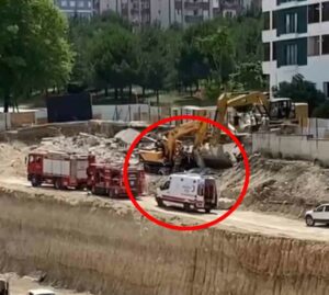 Bursa'nın Nilüfer ilçesinde, iş makinesinin üstüne istinat duvarı devrili.