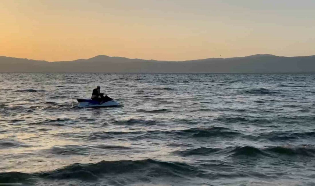 İznik Gölü’nde jet skiden düşen genç kız boğuldu İznik Gölü’nde jet skiden düşen genç kız boğuldu.