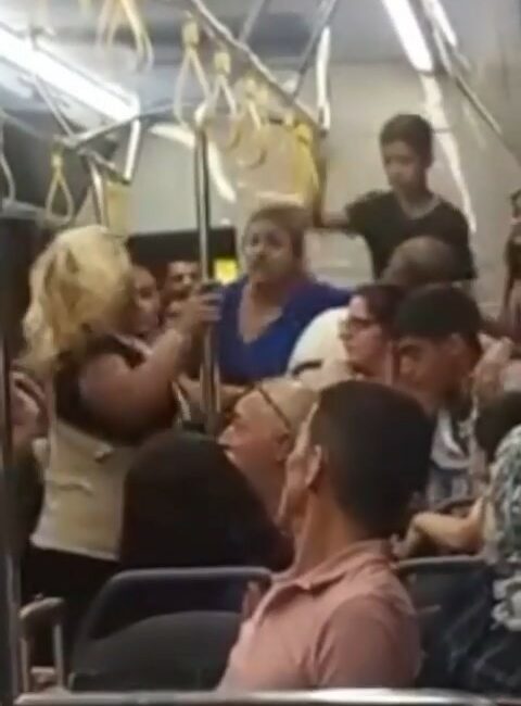 BURSA'DA OTOBÜSE BİNEN KADIN YOLCULAR ARASINDA TARTIŞMA ÇIKTI.