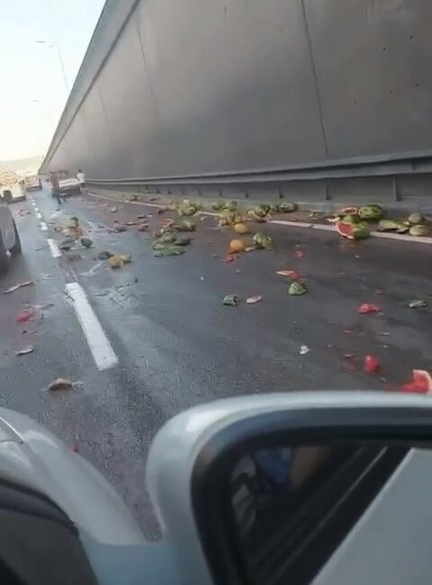 Karpuzlar yola döküldü, yol kayak pistine döndü BURSA'DA AÇIK KASA KAMYONETİN KASASINDAN YOLA DÖKÜLEN KARPUZ VE KAVUNLAR