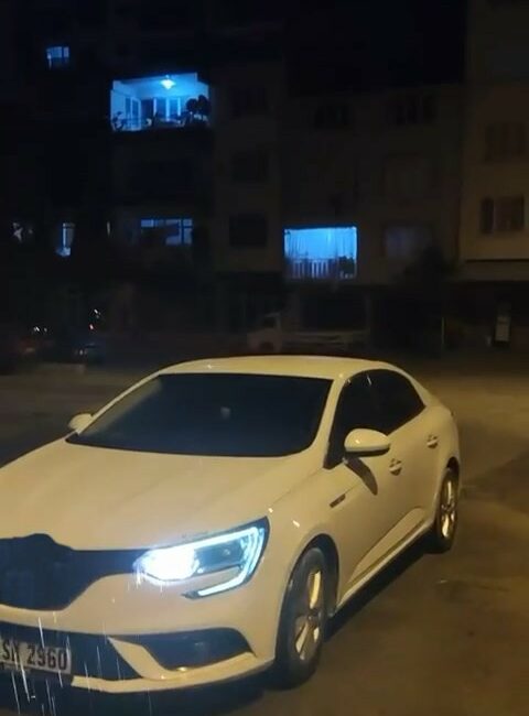 Kavurucu sıcakta yaklaşık 15 metrekarelik alana yağan yağmur şaşırttı BURSA'DA SADECE BİR BÖLGEYE YAĞAN YAĞMUR GÖRENLERİ ŞAŞKINA ÇEVİRDİ. SERİNLEMEK