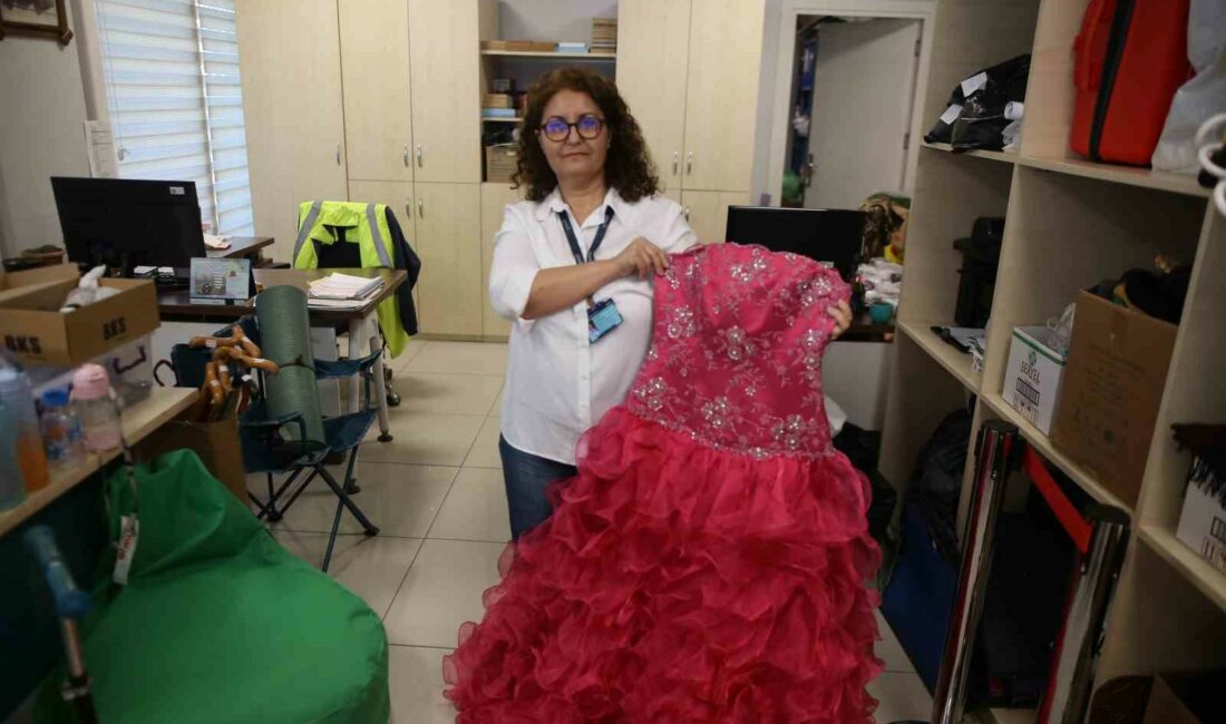 Bursa’da kayıp Eşya Bürosu’ndaki unutulan eşyalar gülümsetti Bursa’da kayıp Eşya Bürosu’ndaki unutulan eşyalar gülümsetti.