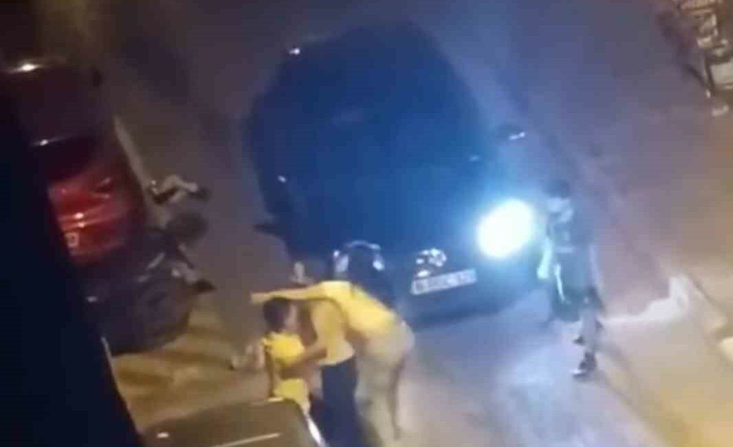 BURSA'DA BİR KİŞİ, KIZ ARKADAŞLARIYLA SOKAK ARASINDA TARTIŞMAYA BAŞLADI. TARTIŞMANIN