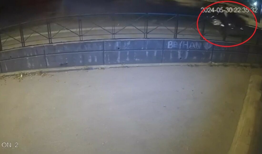 Bursa’da Kikontrolden çıkan otomobil ağaca çarptı, yaya ezilmekten son anda kurtuldu BURSA'DA SÜRÜCÜSÜNÜN KONTROLÜNDEN ÇIKAN OTOMOBİL YOL KENARINDA BULUNAN AĞACA ÇARPARAK