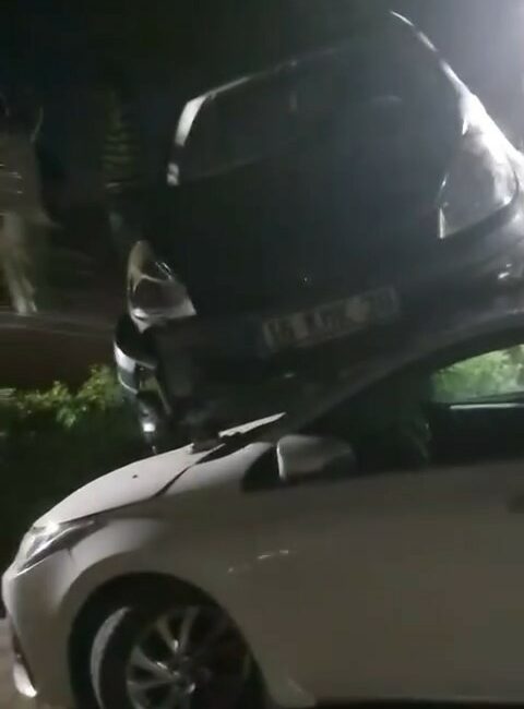 Kontrolden çıkan otomobil, sitenin duvarını aşıp başka bir aracın üzerine düştü KONTROLDEN ÇIKAN OTOMOBİL, SİTENİN DUVARINI AŞTI